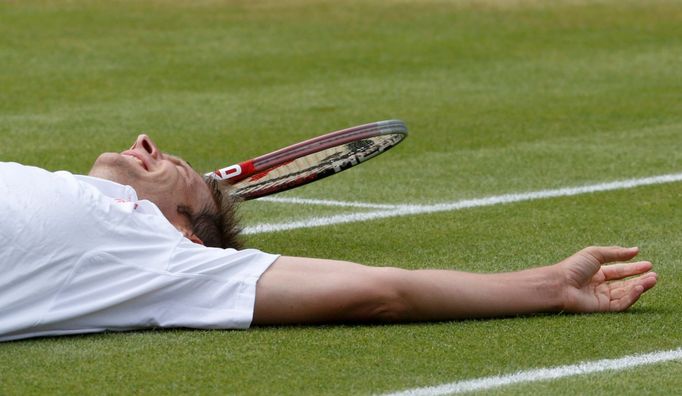 Francouzský tenista Richard Gasquet leží na trávě během utkání s Němcem Florianem Mayerem v osmifinále Wimbledonu 2012.