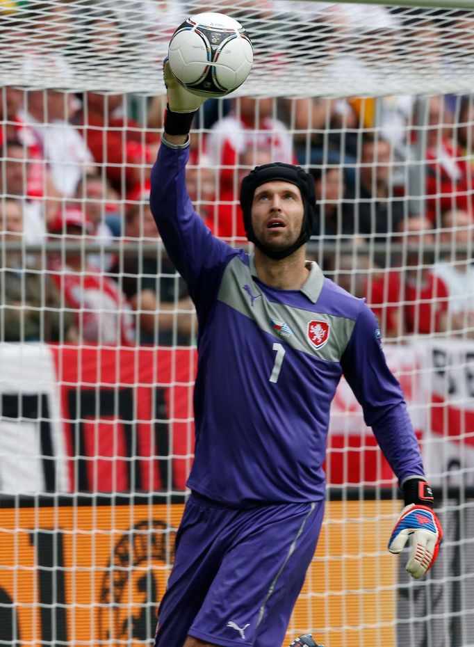 Petr Čech během utkání Řecko - Česká republika v základní skupině A na Euru 2012.