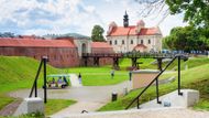 Zámostí, které je zároveň i pevnostní město, podobně jako u nás Terezín nebo Josefov, přečkalo nájezdy kozáků, švédská plenění, anexi habsburskou monarchií, ruskou nadvládu i desetiletí komunistického režimu.