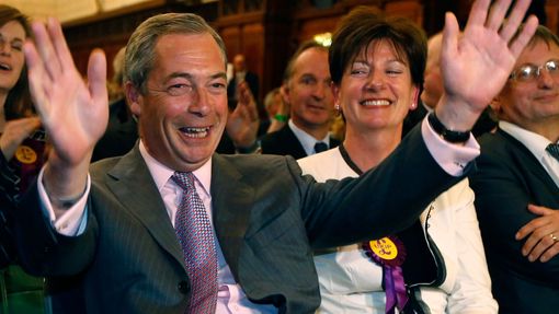 Jásající Nigel Farage. Lídr britské Strany nezávislosti Spojeného království (UKIP), která chce pryč z EU, eurovolby na ostrovech vyhrála.