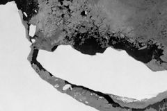 Družice posílá obrázky z hrozící srážky ostrova s ledovcem. Sleduje ho 3 roky