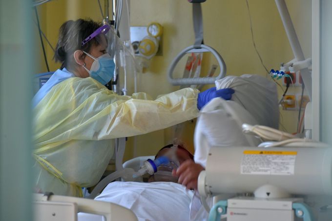 Zdravotnice na jednotce intenzivní péče ošetřuje pacienta s nemocí covid-19 (2. března 2021)