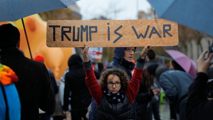 O víkendu v Paříži protestovali lidé proti návštěvě Donalda Trumpa.