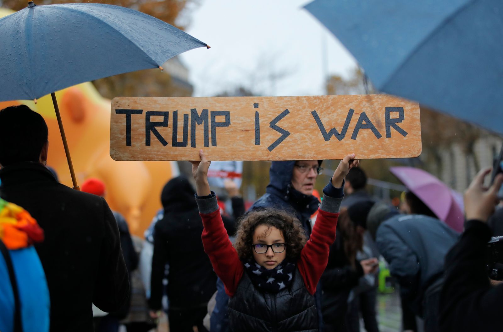 O víkendu v Paříži protestovali lidé proti návštěvě Donalda Trumpa.