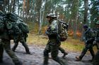 Zde jsou členové jedné z nich - SJS Strzelec - při cvičení v lesích poblíž Varšavy.