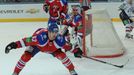 Hokejisté Lva Praha Ondřej Němec a brankář Jakub Štěpánek v utkání KHL 2012/13 proti Novosibirsku.