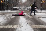 Malé Newyorčany sníh potěšil.