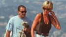 Princezna Diana a její přítel egyptský producent Dodi Al Fayed v Saint Tropez, Francie, 22. 8. 1997