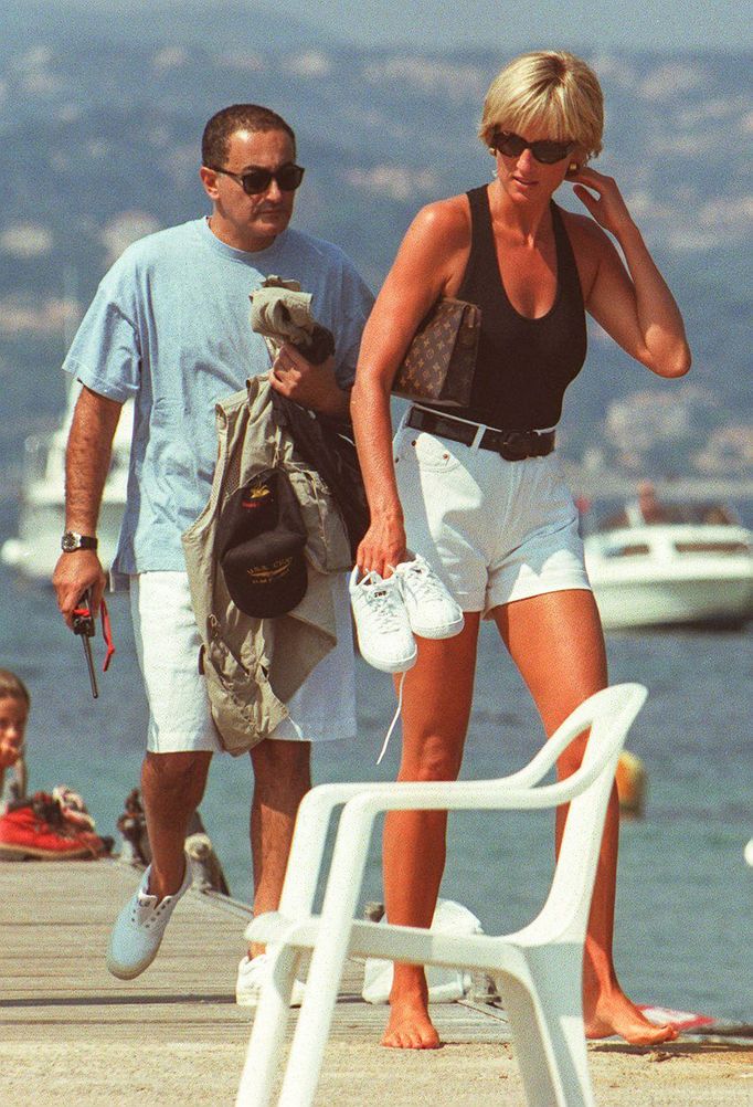 Princezna Diana a její přítel egyptský producent Dodi Al Fayed v Saint Tropez, Francie, 22. 8. 1997