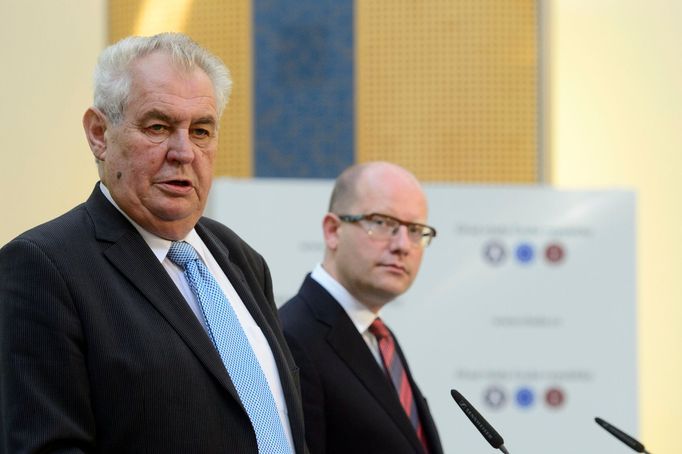 Miloš Zeman a Bohuslav Sobotka po jednání vlády.