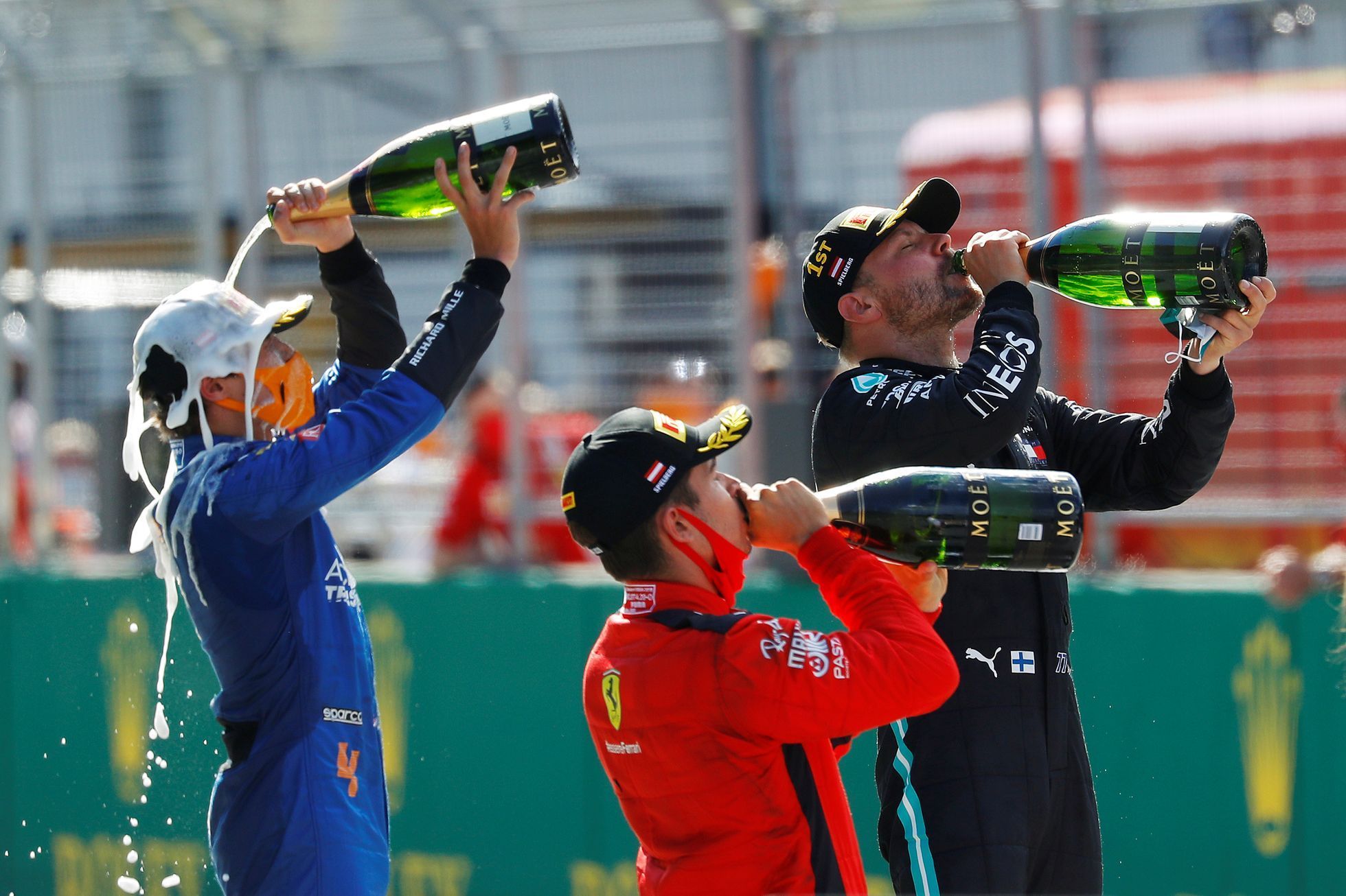 Lando Norris, Charles Leclerc  a Valtteri Bottas v cíli GP Rakouska F1 2020