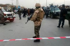 Ozbrojenec měl spor s duchovním, poté začal v afghánské mešitě střílet. Zabil čtyři věřící