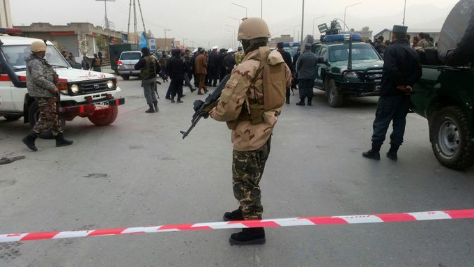Voják po výbuchu mešity v Afghánistánu.