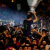 Fanoušci fotbalistů FC Barcelona slaví v ulicích triumf v Champions League.