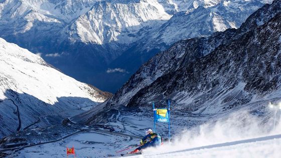 Ester Ledecká a spolu s ní všechny hvězdy sjezdařského dámského nebe začaly v rakouském Söldenu novou sezonu. Na úvod se jel obří slalom.