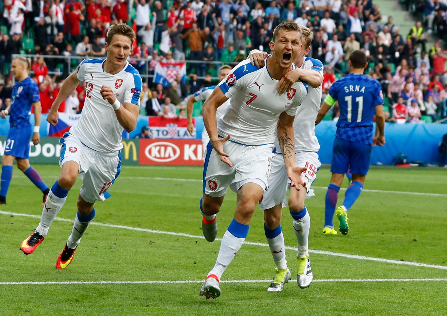 Euro 2016,Česko-Chorvatsko: Tomáš Necid slaví gól z penalty na 1:2