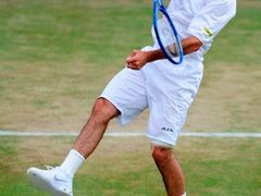 Radek Štěpánek vrací míč Lleytonu Hewittovi v osmifinále Wimbledonu.