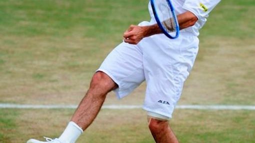 Radek Štěpánek vrací míč Lleytonu Hewittovi v osmifinále Wimbledonu.