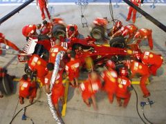 Mechanici Ferrari cvičí před Velkou cenou Japonska zastávku v boxech. Po událostech v Singapuru se není čemu divit.