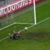 Sami Khedira střílí gól během utkání Německo - Řecko ve čtvrtfinále Eura 2012