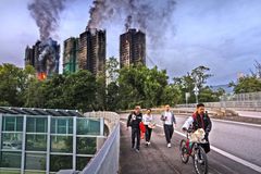 Hongkong po nejtragičtějším požáru za desítky let drží tři dny smutku