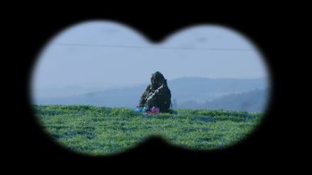 České policisty překvapil sniper v přestrojení. Vánoční klip na sítích sklízí úspěch