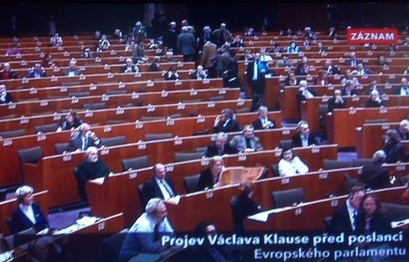 Václav Klaus promluvil v Bruselu, poslanci odcházeli