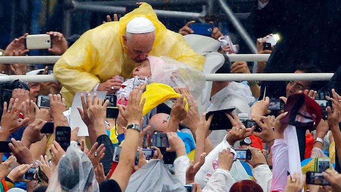 Papež před mší v Manile