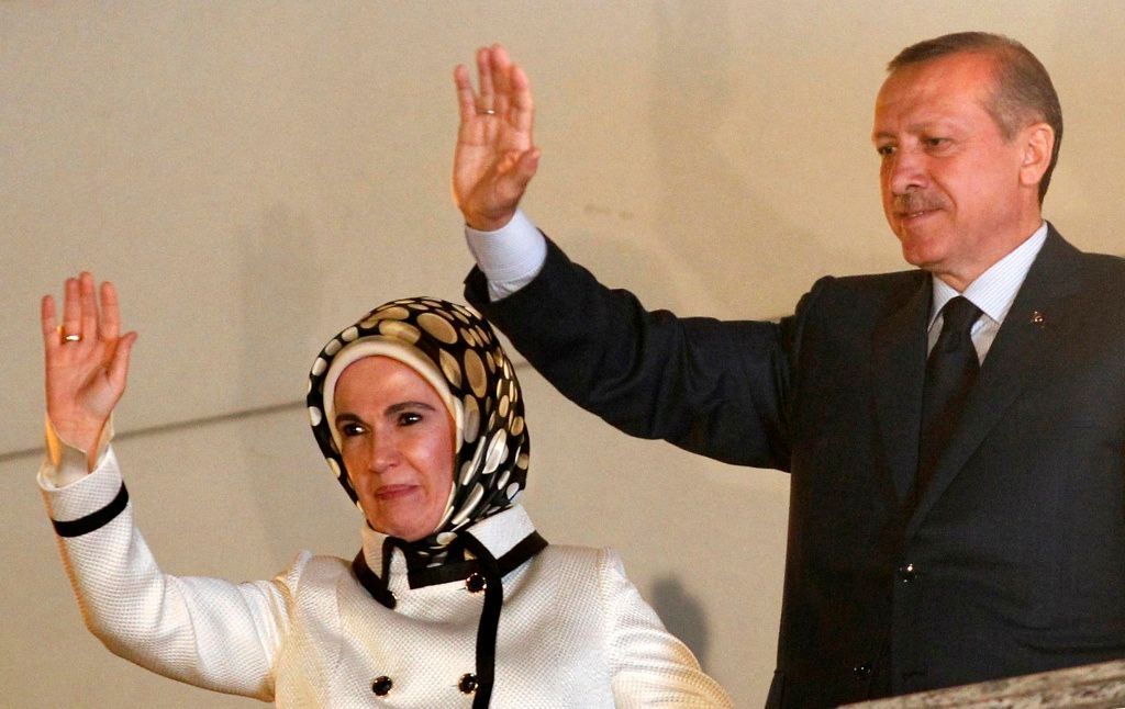Turecký premiér Erdogan s manželkou - vítězství ve volbách