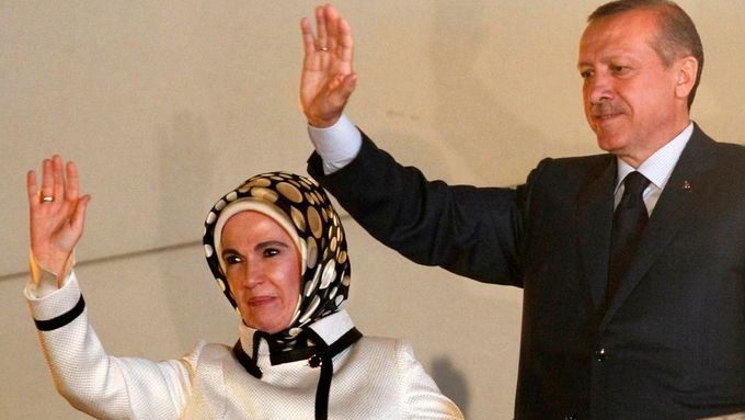 Erdogan s manželkou po vítězných volbách.