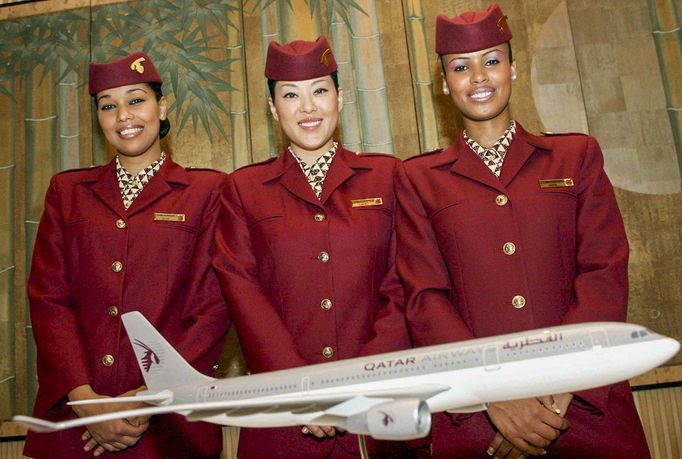 Letušky katarské letecké společnosti Qatar Airways. Snímek z roku 2006