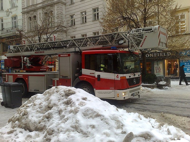 Po kalamitě přišlo oteplení. A těžký sníh padá ze střech