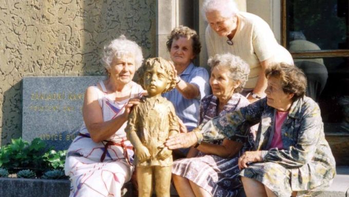 Lidické maminky s jednou ze soch pomníku (1998).