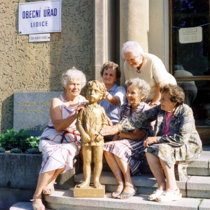 Lidické maminky s jednou ze soch pomníku (1998).