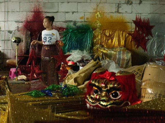 Záběry z dokumentu Veselé Vánoce, I-wu o továrnách na vánoční dekorace v Číně.