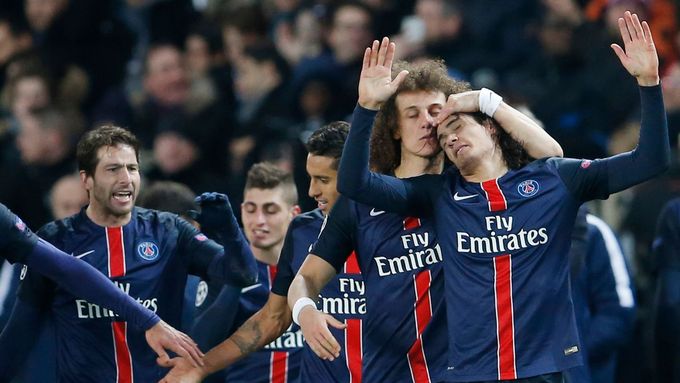 Edinson Cavani celebrates scoring the second goal for Paris St Germain