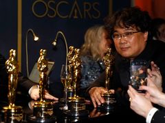 Pon Džun-ho se svými Oscary.