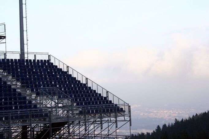 Monumentální VIP tribuna. V pozadí Liberec