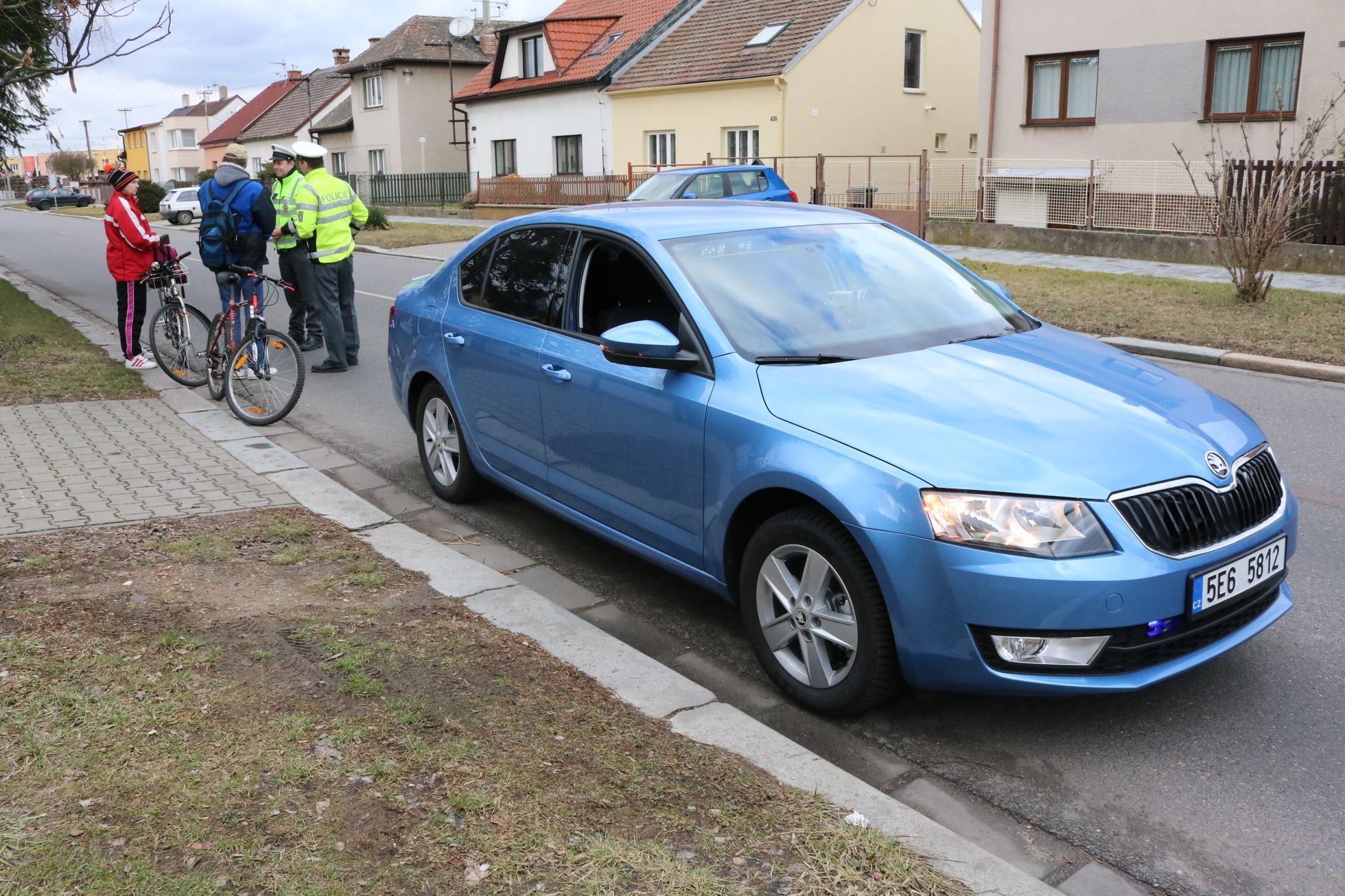 Policejní octavie v akci - pokutovaní cyklisté