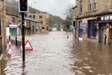 To poškodilo několik desítek domů, jejichž obyvatelé se museli evakuovat. Úřady vydaly více než 200 varování před záplavami v Anglii, 60 ve Skotsku a 17 ve Walesu.