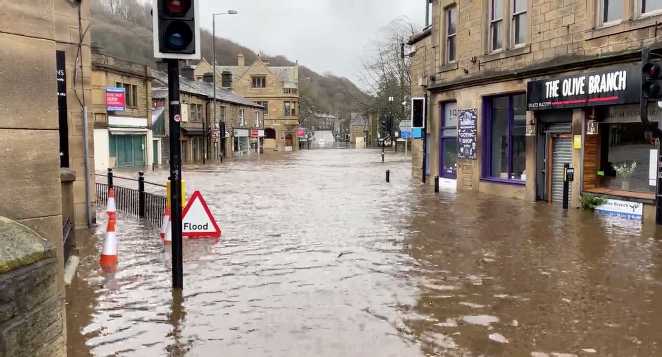 Takto vypadají zatopené ulice v Hebden Bridge ve Velké Británii