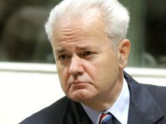 Slobodan Miloševič u haagského soudu v roce 2004