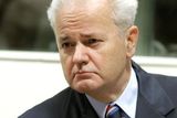 Slobodan Miloševič u haagského soudu v roce 2004