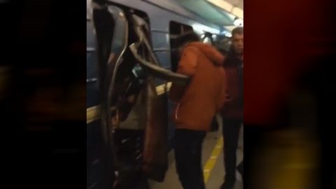 Řev, pláč a pomoc. Lidé si po výbuchu v metru v Petrohradě navzájem pomáhali