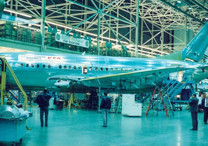 Výroba letounu Boeing 737 pro aerolinky ČSA. Lokace a datace neuvedena. Fotografie z historie ČSA, které v říjnu 2023 oslavily výročí 100 let své existence.