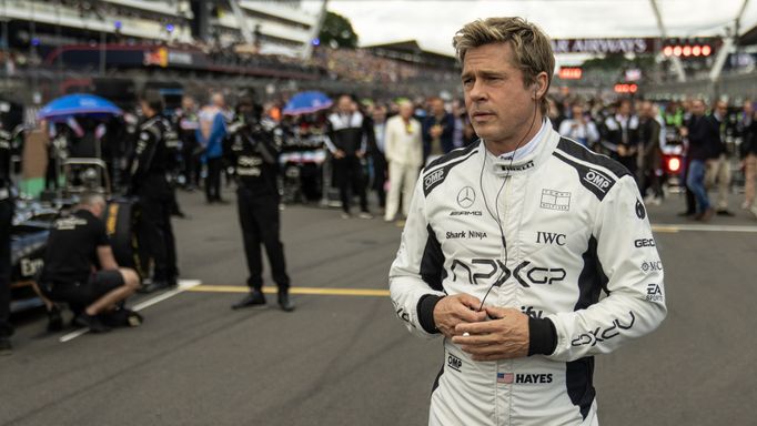 Brad Pitt jako závodník Sonny Hayes ve filmu F1.