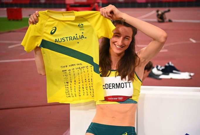 Nicola McDermottová ukazuje popsané tričko po finále výškařek na olympiádě v Tokiu.