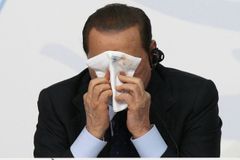 Popularita Berlusconiho klesá. Daň za sexuální skandály