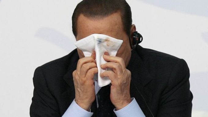 Silvio Berlusconi má problémy. Už delší dobu. A opět jsou v tom ženy.