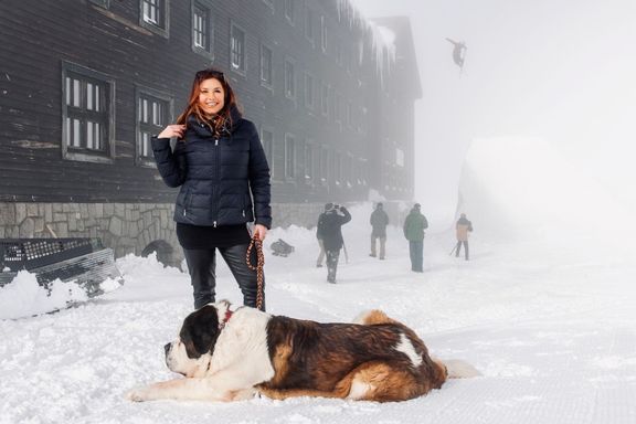 Klára Sovová před svou Luční boudou. Ve sporu s vedením Krkonošského národního parku je i kvůli povolenkám ke vjezdu.
